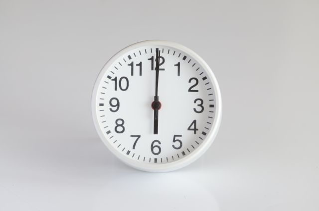 18時を指す時計